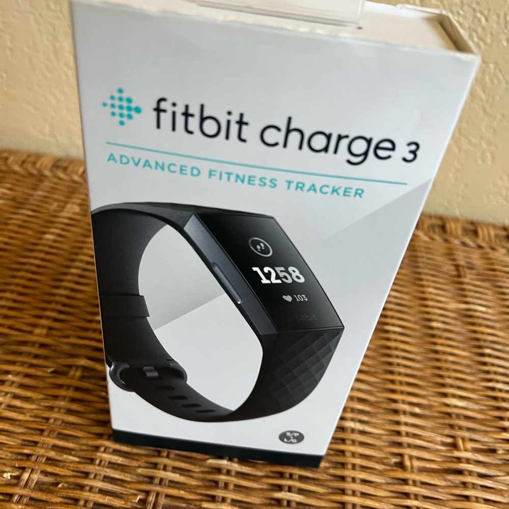 New in box Fitbit charge 3 black - Picture 2 of 9